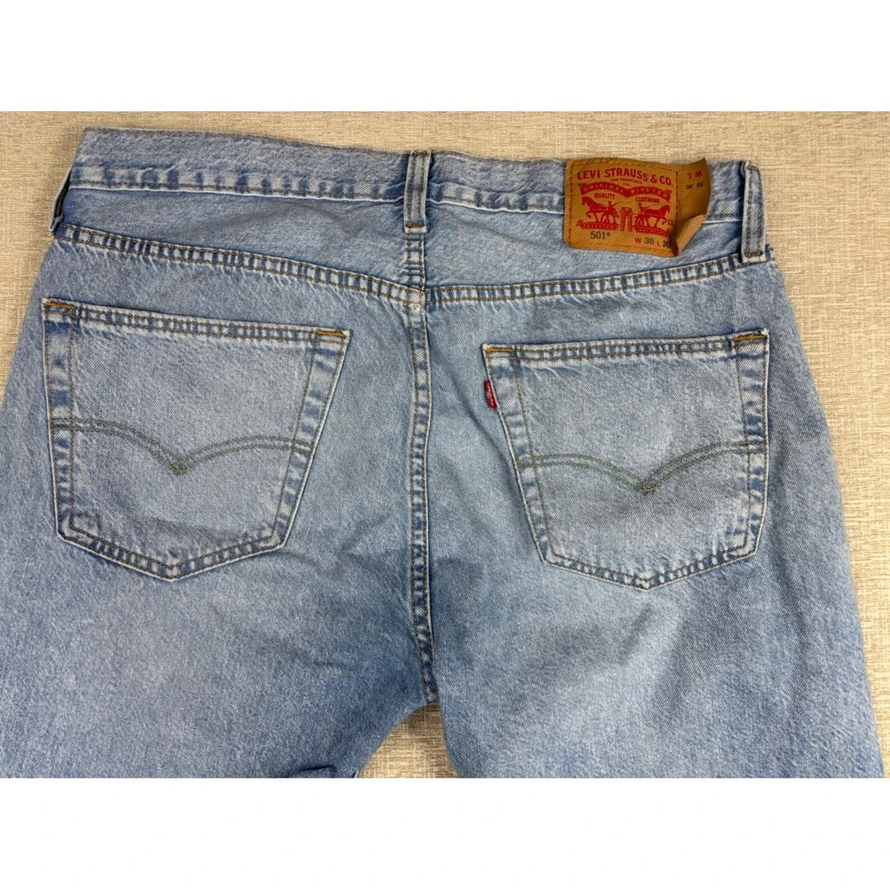 Levis 501 Mens 36x30 Original Fit Light Wash Blue Denim Straight Legs Jeans